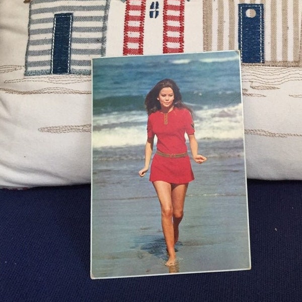 carte postale vintage des années 70 affichant dame en mini-robe sur la plage. Imprimé en Italie, Cecami 1201