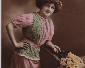 Postal fotográfica antigua de la Primera Guerra Mundial, Mujer glamurosa con flores, Moda encantadora, PFB, 1915