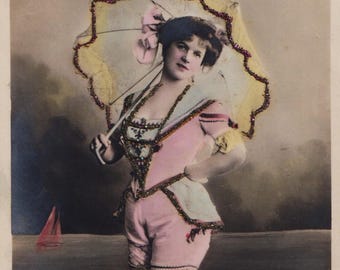 Postal fotográfica antigua, belleza bañándose con sombrilla, c. 1910