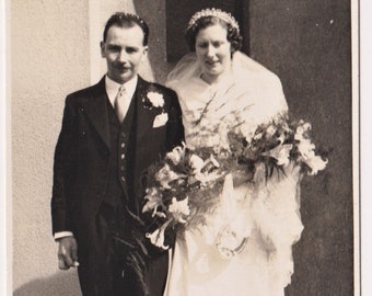 WEDDING Vintage Wedding PhotographPostcard c1930-40 Lovely Bouquet Fashion BRIDE and GROOM