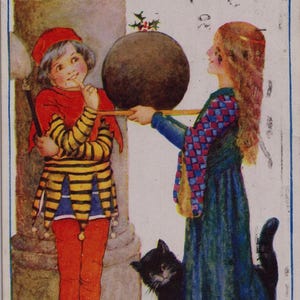 Può includere: Illustrazione di cartolina vintage con personaggi in abiti medievali. Una donna porta un grande oggetto rotondo su un vassoio, mentre un personaggio in costume da giullare e un gatto nero sono nelle vicinanze. Il testo in basso recita "In days of old..." e la firma dell'artista.