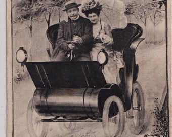Postal antigua: Pareja romántica, coche antiguo, pequeño diablillo, Fec Ch. Scolik Wien 1902