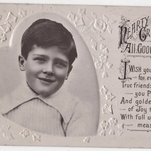 Petit GARÇON, coeur, gaufrage, vraie carte postale avec photo de voeux antiques, J Beagles, 1915