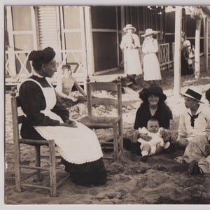 Vraie carte postale italienne antique avec photo, journée en famille au bord de la mer, belles tenues, j'adore que la femme de chambre ait été amenée ! Photo de René