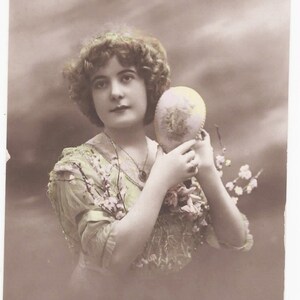 Giovane donna affascinante, uovo, PAQUES/BUONA PASQUA, cartolina fotografica antica, A Noyer, 1912