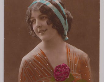 Postal francesa antigua: Mujer glamurosa con diadema de rosas, década de 1910
