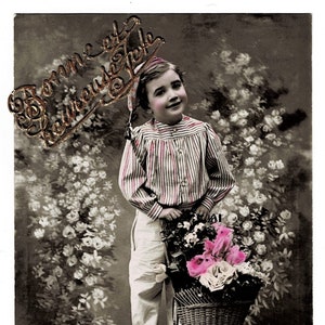 Antica cartolina francese del 1909: Bambino affascinante con cesto di fiori, souvenir affettuoso, fotografia antica
