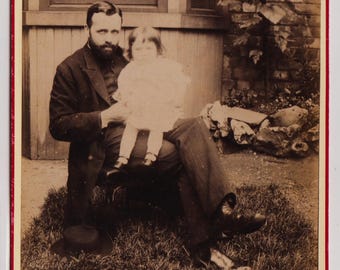 Fotografía de gabinete británica victoriana, PADRE y NIÑA en el jardín, T. Hackett, fotógrafo, c. 1890