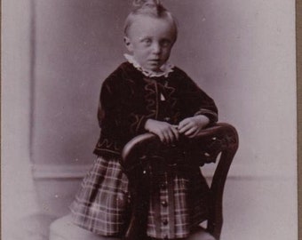 Victoriaanse kaart: jongen in geruite rok, sepiafoto ca. 1890