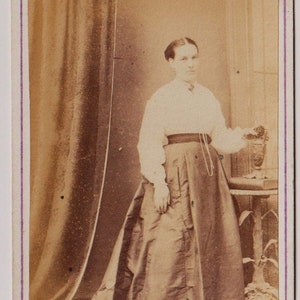 Bella DONNA, foto a figura intera, moda meravigliosa, fotografia vittoriana Carte de Visite, Henry Spink, Western Road, Brighton, circa 1870