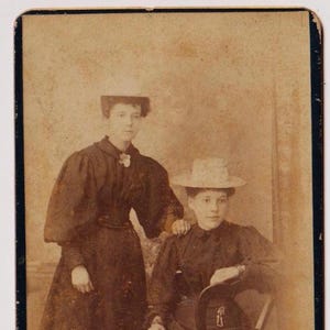 Heerlijke VROUWEN, zussen? Wonderful FASHION, geweldige hoeden, volledige lengte, C Quested, Birmingham, Victoriaanse Carte de Visite-foto, jaren 1890