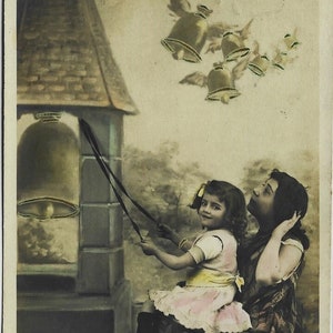 RAGAZZA che suona una grande campana e la madre, Les Cloches, piccole campane alate! Antica cartolina fotografica francese, spedita nel 1905 dal NSW