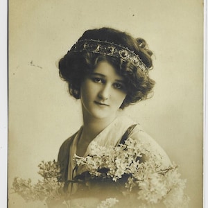 Carte postale glamour ancienne de 1910 : jeune femme avec des fleurs et un bandeau, belle mode, S.E. Kiesel