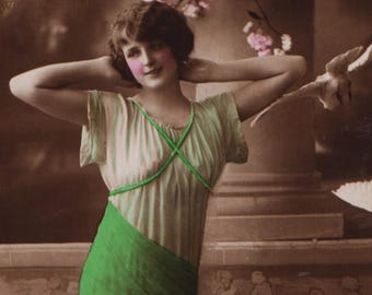 Postal fotográfica antigua de la Primera Guerra Mundial, Mujer glamurosa con palomas, vestido maravilloso, R&K L