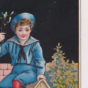 JONGEN in matrozenpakje zittend op hondenhok, maretak, heerlijke Victoriaanse kerstkaart/Ephemera/schroot, c1890