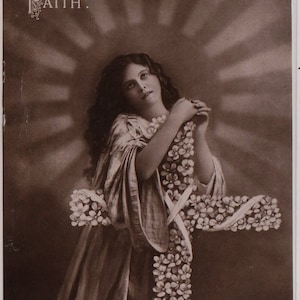FEDE, Donna affascinante, CROCE, Fiori, Religioso, Cartolina fotografica antica, EAS, Pubblicata nel 1920