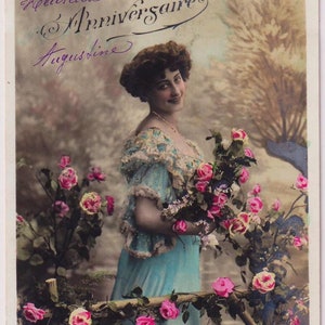 Antica cartolina francese del 1907: Donna affascinante con rose, Heureux Anniversaire, Fotografia di moda