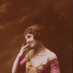 Carte postale GLAMOUR française ancienne de la 1ère guerre mondiale, pleine lune, femme glamour, fleurs, pleine lune