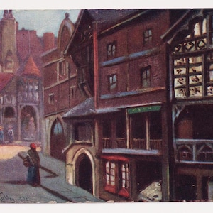 Può includere: Una cartolina d'epoca che raffigura una scena di strada a Chester, in Inghilterra. La cartolina presenta un edificio con un cartello che recita "God's Providence House". L'edificio è dipinto in tonalità di marrone e ha un balcone in legno. La strada è lastricata e ci sono persone che camminano sul marciapiede.