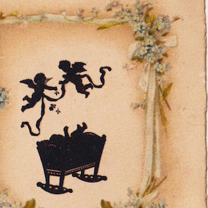 BÉBÉ dans le berceau et les chérubins, silhouette, fleurs, carte postale d'anniversaire d'artiste antique, c1910s