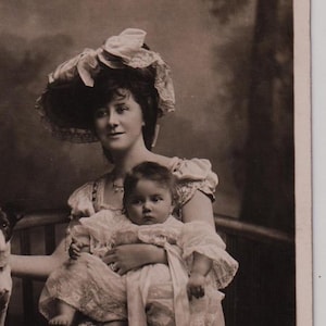Mlle ANNIE HUGHES avec son bébé et son terrier Jack Russell, actrice édouardienne, mode, vraie carte postale antique avec photo, publiée en 1907