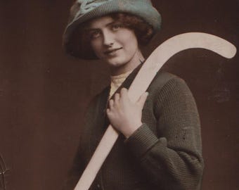 Mujer glamurosa con palo de hockey, moda, postal fotográfica británica antigua, 1913.