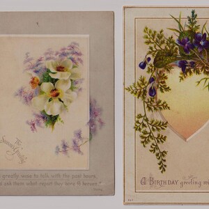 FIORI BIANCHI e VIOLE, ritagli di auguri vittoriani/materiale effimero/biglietti, lotto di 2, circa 1890