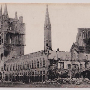 YPRES, I mercati dopo il bombardamento, Le Guerre 1914-15, Antica cartolina della prima guerra mondiale, francobollo dell'ufficio postale/censore, inviato a Wisbech