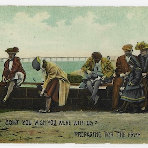 Journée en famille au bord de la mer, vous n'aimeriez pas être avec nous ?  Préparation à la mêlée, ancienne carte postale britannique, publiée en 1908