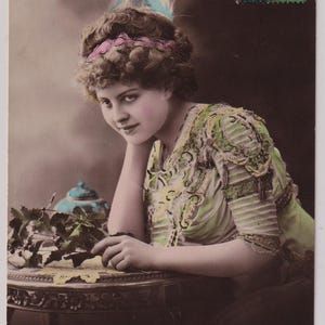 Cartolina postale francese antica con foto autentica, donna glamour, moda meravigliosa, piuma nei capelli, 1913