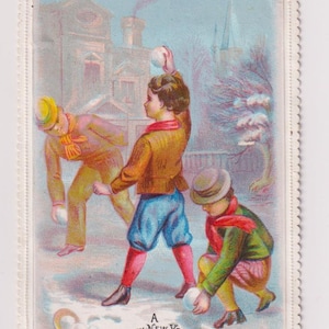 Bambini che lanciano palle di neve, delizioso effimero/ritaglio/biglietto di Capodanno vittoriano, c. 1890