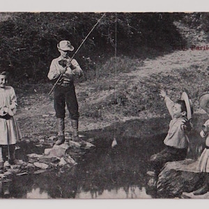 BAMBINI CHE PESCANO, Antica cartolina francese, pubblicata nel 1909