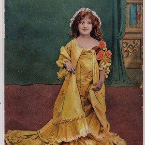 SOUVENIR, ai-je l'air sympa ? Douce petite fille dans une belle robe, Millar & Land, Carte postale ancienne, Publié en 1908
