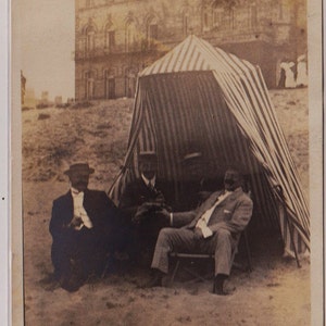 HOMMES visitant le bord de mer, tente de plage à rayures, vraie carte postale britannique antique avec photo, publiée en 1910
