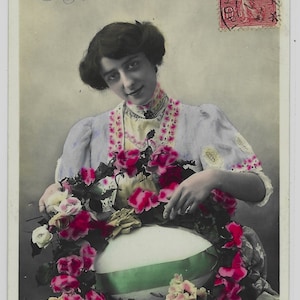 DONNA GLAMOUROUS con grandi uova di Pasqua e fiori, Joyeuses Paques/Buona PASQUA, antica cartolina francese con foto autentica, spedita nel 1907