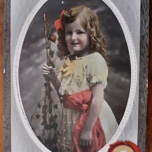 Jolie petite fille, belle mode, vraie carte postale ancienne avec photo, 1912, série Saint-Valentin « Crystoleum »