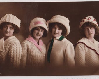 Postal fotográfica antigua, MUJERES GLAMOROSAS, Maravillosos diseños de invierno, década de 1910.