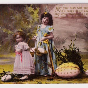 Dolci bambine e uova di Pasqua e cestini, moda adorabile, cartolina fotografica antica, Philco, c1910