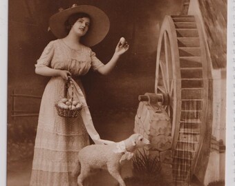 Mujer glamurosa y corderitos, postal antigua de Pascua con foto real, serie Philco, década de 1910