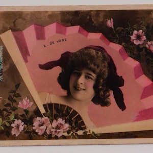 Elise de VERE, actrice de la Belle Epoque, merveilleux chapeau !, éventail, vraie carte postale française ancienne avec photo, Reutlinger, Paris, Publié en 1905