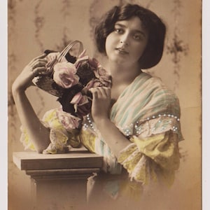 Antike echte Foto Postkarte, schöne junge FRAU, GLAMOUR, Blumen, reizende Mode, 1913, R&K L (B)