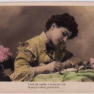Cartolina postale antica francese con foto autentica, donna glamour che scrive una lettera e porta fiori, moda, c. 1905