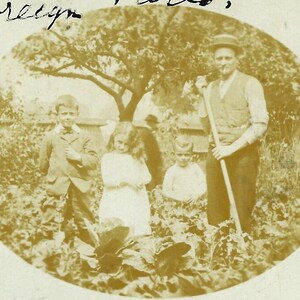 VATER und KINDER GARTENARBEIT, Antike reale Foto-Postkarte, Gesendet 1912, geschwätzige Anmerkung