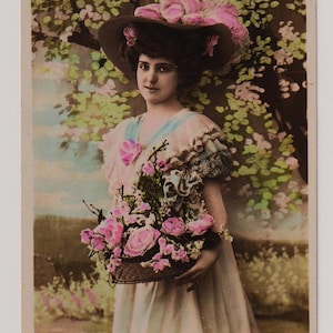 Femme française glamour, fleurs, belle mode, chapeau, Bonne Annee, vraie carte postale photo française ancienne, 1911