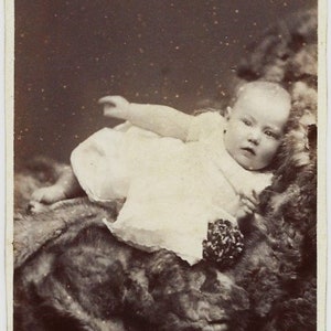 Entzückendes BABY, wunderbare Mode, viktorianisches Carte de Visite Fotografie, c1890s, CROMACK, Scarfutter