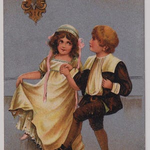 Cartolina d'artista antica, Dolci bambini che ballano, sfondo argento, c. 1910, B.B. Serie 16