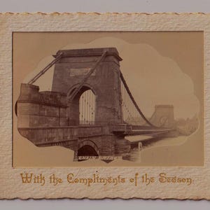 VICTORIAANSE antieke kerstkaart met echte foto's/schroot/ephemera, kettinghangbrug MONTROSE, ca. 1900