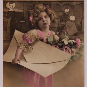 Süßes kleines MÄDCHEN, FASHION, großer Buchstabe, Pour Votre Fete, antike französische Foto Postkarte, WW1, OAS, Fred Tibbles