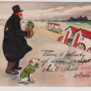 Es gibt viel von Platz ... Mann mit Akkordeon am Strand mit seinem Hund! Bademaschinen, L THACKERAY, Antike Künstler Postkarte, Tucks, 1904