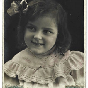 Jeune fille avec un petit noeud, Mille Amities, vraie carte postale française ancienne avec photo, publiée en 1906